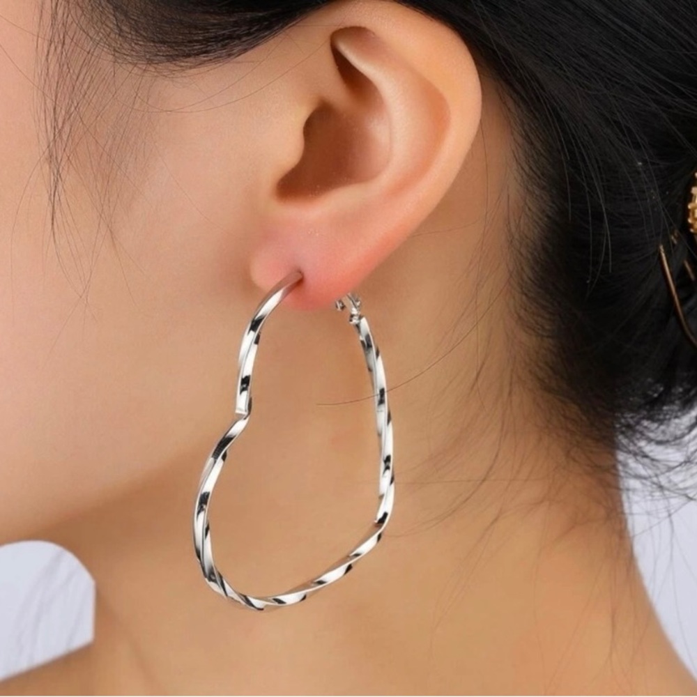 NEW 😍 Heart 💜 Hoop Earrings 🥰